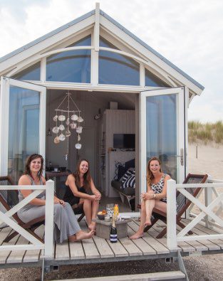 zitten voor een standhuisje in katwijk